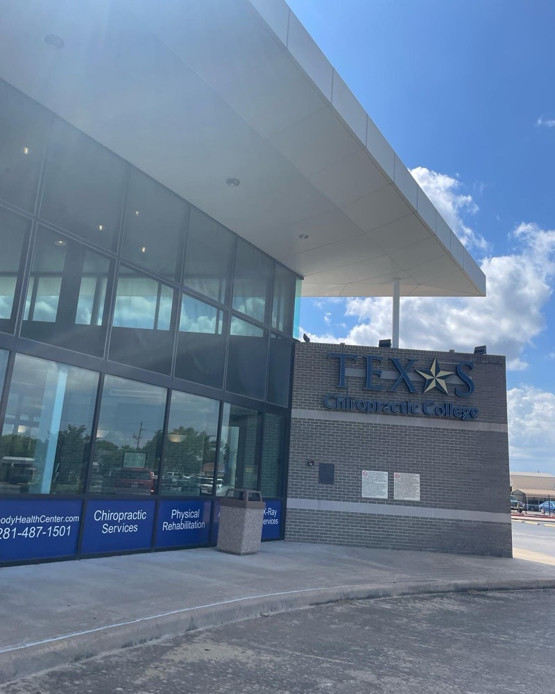 カイロプラクティック大学の建物と「TEXAS Chiropractic College」の看板