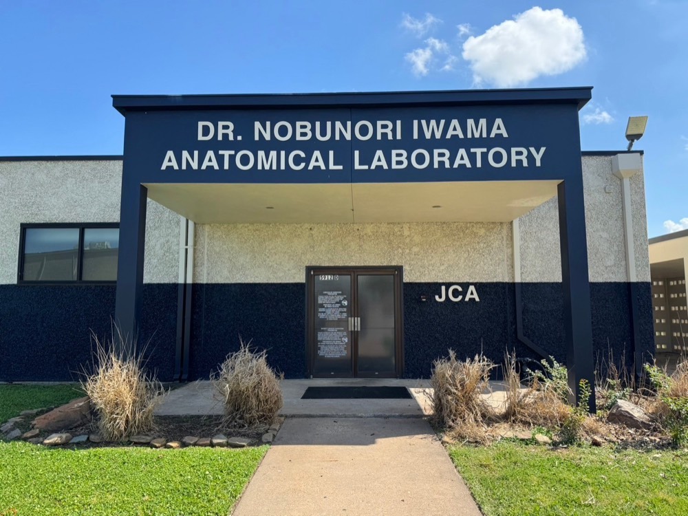 「ANATOMICAL LABORATORY」と書かれた研究施設の入口